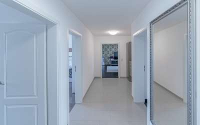 Neu renovierte 3,5-Zimmer-Eigentumswohnung mit Sonnenbalkon und Wintergarten