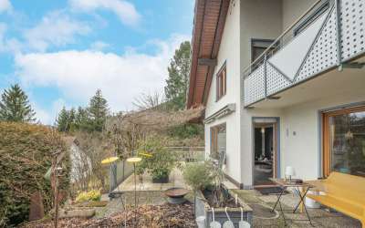Modernes und ruhiges 2 Familien Haus mit wunderschönem Ausblick ins Tal