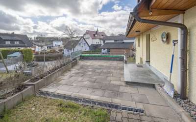 Viel Platz für Sonne und Gemütlichkeit: Einfamilienhaus mit ganz schön Platz und drei Einliegerwohnungen