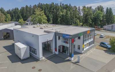Moderner Firmenstandort zum Wohnen und Arbeiten - hier geht die Sonne auf in luftiger Höhe über Schramberg