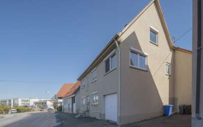 Sonniges Zweifamilienhaus: hier ist Platz für mehrere Generationen oder Rendite