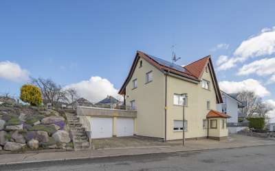 Viel Platz für Sonne und Gemütlichkeit: Einfamilienhaus mit ganz schön Platz und drei Einliegerwohnungen