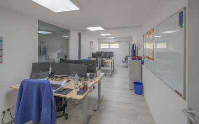 Sonniges, markantes Gewerbeanlageobjekt mit Potential und jungem Baujahr