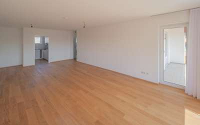 Stilvolle 2,5 Zimmer Eigentumswohnung mit großem Balkon und neuer Einbauküche