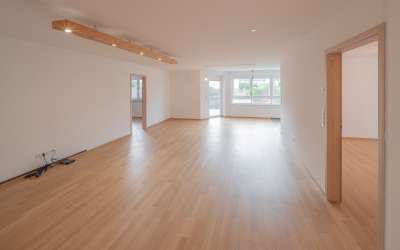 Sofort frei - Moderne 4,5 Zimmer-Eigentumswohnung mit Balkon, Terrasse und Gartenanteil
