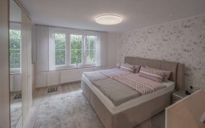 Sonniger Platz für Rendite und Ertrag: das klug aufgeteilte 3 Familienhaus am Stadtrand