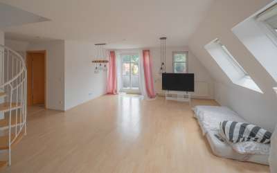 6 Familienhaus mit Gewerbe - in schöner Lage