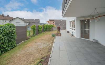 Sofort frei - Moderne 4,5 Zimmer-Eigentumswohnung mit Balkon, Terrasse und Gartenanteil