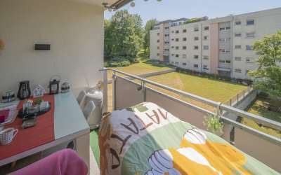 Top gepflegte 3,5 Zimmer Eigentumswohnung mit zwei luftigen Sonnenbalkonen