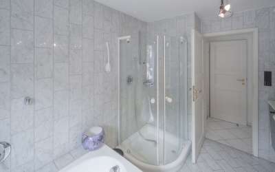 Hier beginnt Lebensqualität - Wohnen im Grünen! Platz für 2-3 Generationen, oder zum Vermieten.