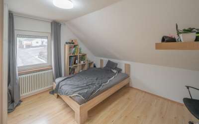 Wenn da nicht die Sonne aufgeht: großzügiges 2 Familienhaus in markanter Halbhöhenlage, mit viel Charme und Licht