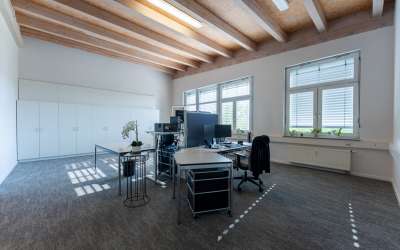 Repräsentatives Verwaltungsgebäude mit Produktionsflächen und Lager