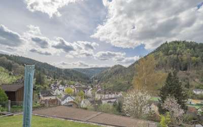 Sonniger Platz für Rendite und Ertrag: das klug aufgeteilte 3 Familienhaus am Stadtrand