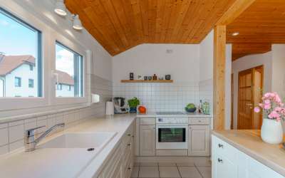 Sonniges Wohnen mit enormen Grundstück, Wohnhaus und XXL-Garage für Werkstättle, Carport oder kleines Lager