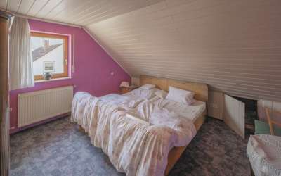 Viel Platz für Moderne, Helligkeit und besonderes Wohnen auf einem enormen Grundstück: das gibt es nicht alle Tage!