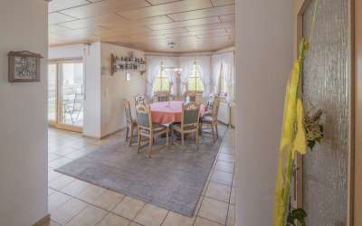 Viel Platz für Moderne, Helligkeit und besonderes Wohnen auf einem enormen Grundstück: das gibt es nicht alle Tage!