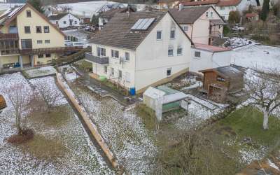 Wenn da nicht die Sonne aufgeht: großzügiges 2 Familienhaus in markanter Halbhöhenlage, mit viel Charme und Licht