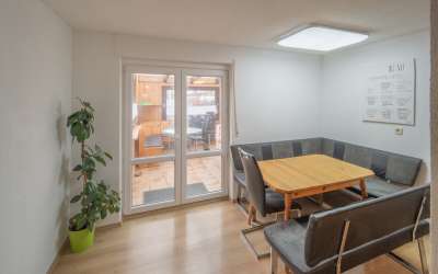 Wenn da nicht die Sonne aufgeht: großzügiges 2 Familienhaus in markanter Halbhöhenlage, mit viel Charme und Licht