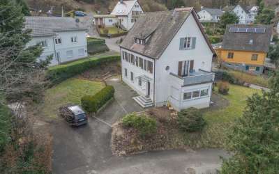 Das charmante Dreifamilienhaus am Ortsrand mit kurzen Wegen ins Grüne und einer enormen Aussicht