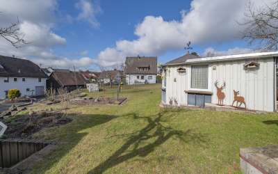 Das sonnige Grundstück in beliebten und familiären, ländlichen Ortsteil