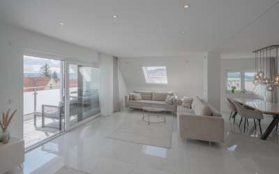 Sonniges und enormes Penthouse mit Heubergpanorama