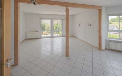 Das sonnige und freistehende tolle, moderne und gepflegte Einfamilienhaus am Ortsrand - hier ist Platz für Ruhe und Gemütlichkeit!