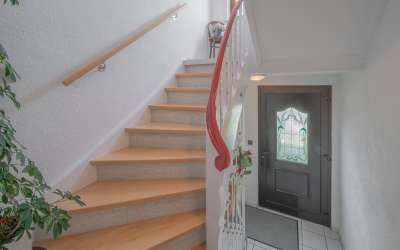 Großzügige Doppelhaushälfte mit einer Einliegerwohnung