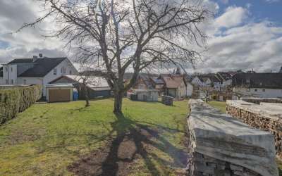 Das sonnige Grundstück in beliebten und familiären, ländlichen Ortsteil