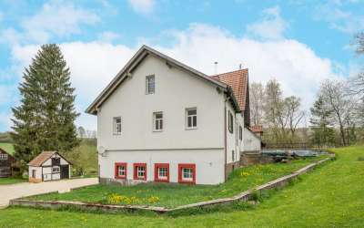 Wohnhaus mit Stallungen und großem Grundstück in absoluter Alleinlage; ideal für Tierhaltung