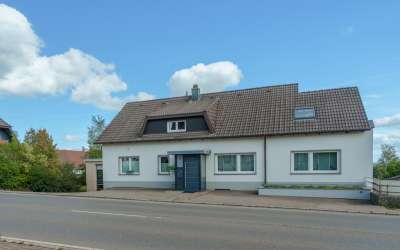 Sonniges Wohnen mit enormen Grundstück, Wohnhaus und XXL-Garage für Werkstättle, Carport oder kleines Lager