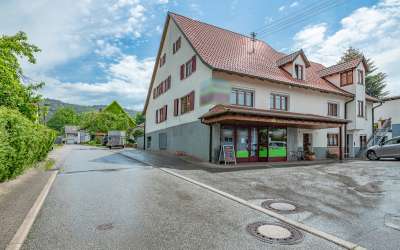 Großes Wohnhaus mitten in Denkingen