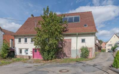Die kleine Landliebe wartet hier auf Sie: Bauernhaus mit Scheune für Handwerker