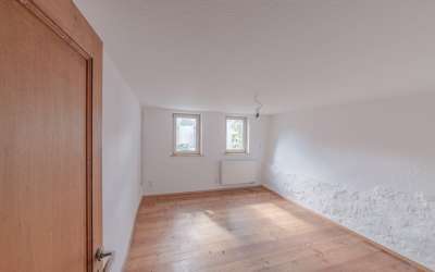 Die kleine Landliebe wartet hier auf Sie: Bauernhaus mit Scheune für Handwerker