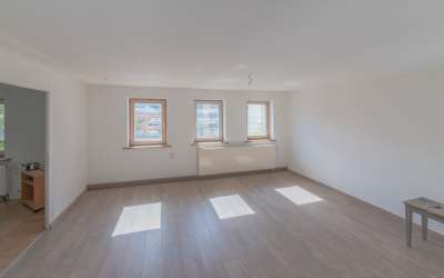 Die kleine Landliebe wartet hier auf Sie: Bauernhaus mit Scheune für Handwerker