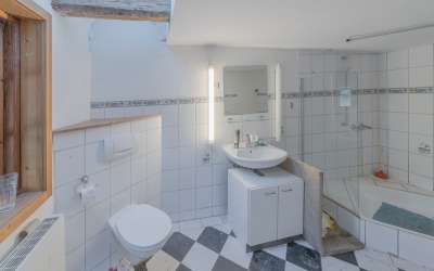 Die kleine Landliebe wartet hier auf Sie: Bauernhaus mit Scheune für Handwerker