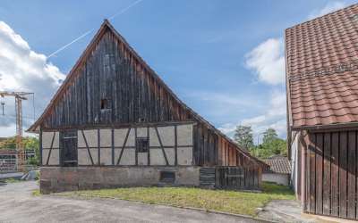 Die kleine Landliebe wartet hier auf Sie: Bauernhaus mit Scheune für Handwerker