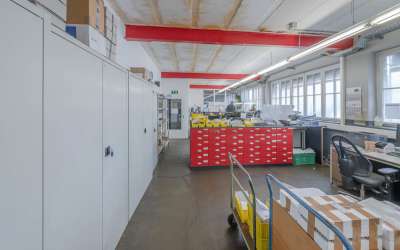 Hallenfläche und Büro zu vermieten!