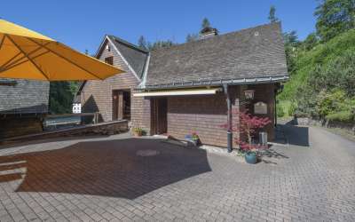 Es steht eine Mühle im Schwarzwälder Tal - romantisches Bauernhaus in markanter, versteckter Seitentallage mit viel Sonne