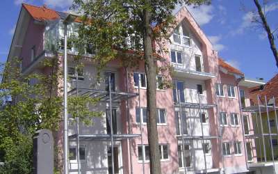 Modernes Wohnen im Park - idyllisch, stadtnah, chick - 1,5 Zimmer Eigentumswohnung mit lauschiger Terrasse