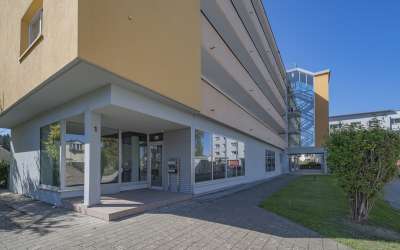 Großzügige Bürofläche im Erdgeschoss zu vermieten!