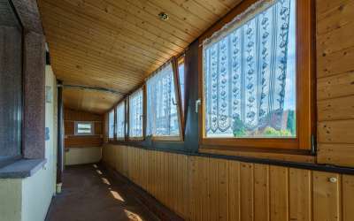 Sonniges Wohnen mit enormen Grundstück, Wohnhaus und XXL-Garage für Werkstättle, Carport oder kleines Lager