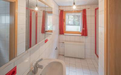 Freistehendes Einfamilienhaus mit 2 Wohnungen