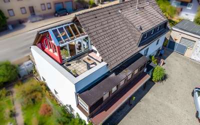 Sonniges Wohnen mit enormen Grundstück, Wohnhaus und XXL-Garage für Werkstättle, Carport oder kleines Lager