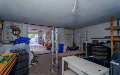 Sonniges Wohnen mit enormen Grundstück, Wohnhaus und XXL-Garage für Werkstättle, Carport oder kleines Lager