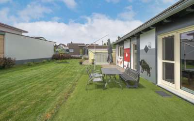 Neuwertiges, freistehendes Einfamilienhaus im Bungalowstil
