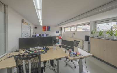 Sonniges, markantes Gewerbeanlageobjekt mit Potential und jungem Baujahr