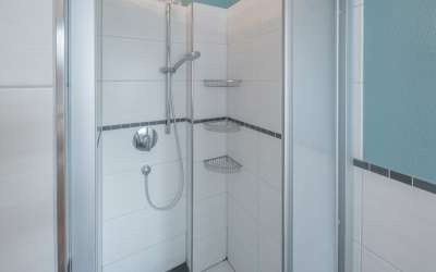 Sofort frei - Moderne 4,5 Zimmer-Eigentumswohnung mit Balkon, Terrasse und Gartenanteil