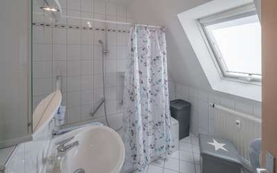 6 Familienhaus mit Gewerbe - in schöner Lage