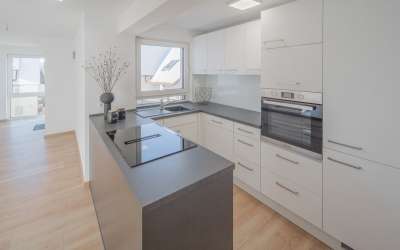 Voilà: moderner Platz für très chic und viel Raum! Perfekte 2,5 Zimmer Dachgeschosswohnung - Stadtmitte ruhig und sonnig gelegen