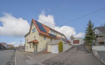 Viel Platz für Sonne und Gemütlichkeit: Einfamilienhaus mit ganz schön Platz und drei Einliegerwohnungen